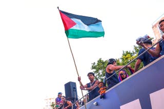 Lamine Yamal waved a Palestinian flag at the title parade